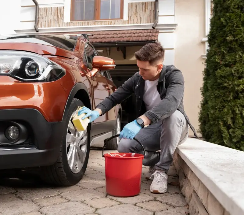Lavage auto à domicile Causse-et-Diège : professionnel intervenant sur un véhicule